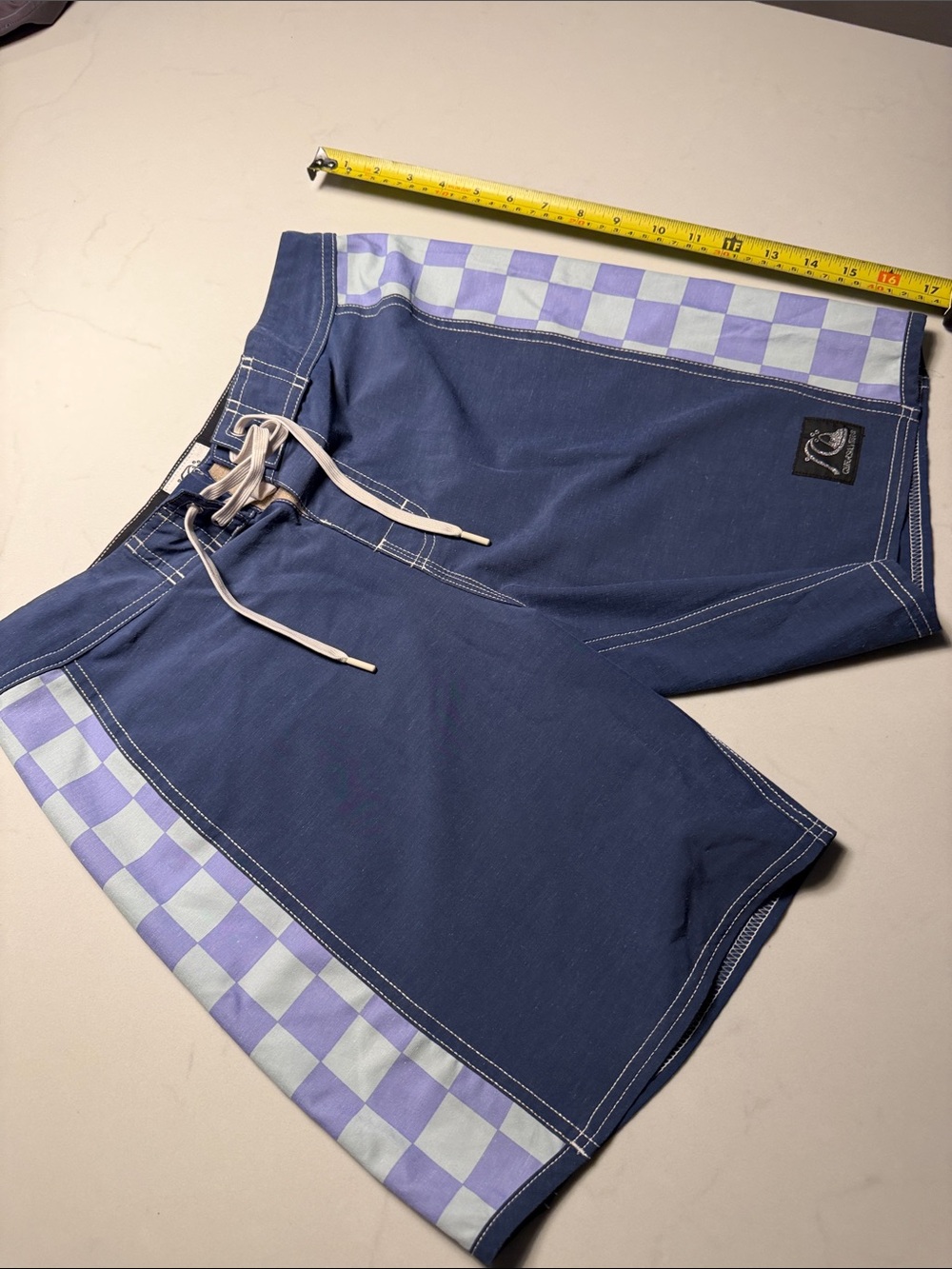 Quick Silver Men's board shorts Navy Blue Checkboard Trim Swim Shorts Sz 30